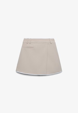 Gonna beige a linea con passanti per cintura, spacco laterale e una tasca orizzontale singola su sfondo bianco.