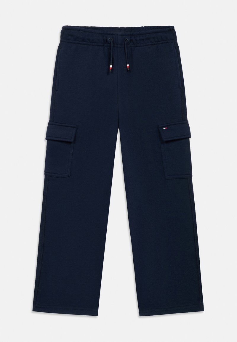 Ναυτικού μπλε cargo παντελόνια κατασκευασμένα από μαλακό ύφασμα, με ελαστική μέση, δύο πλαϊνές τσέπες και μία τσέπη με πατούρα σε κάθε πόδι.