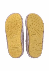 Braune und gelbe Hausschuhe mit einer strukturierten Gummisohle für besseren Halt, oberer Teil aus weichem Stoff und einem runden Daumenabdruckdesign.