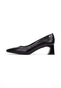Zapato de tacón alto negro con punta afilada y un patrón de piel de serpiente texturizado. El tacón es grueso y angulado, con un acabado brillante.