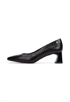 Chaussure à talons hauts noire avec un bout pointu et un motif texturé en peau de serpent. Le talon est épais et anguleux, avec une finition brillante.