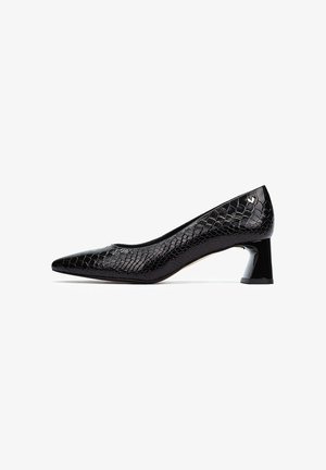 Chaussure à talons hauts noire avec un bout pointu et un motif texturé en peau de serpent. Le talon est épais et anguleux, avec une finition brillante.
