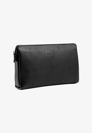 Pochette con cerniera in pelle nera strutturata con logo "MH" in rilievo sul davanti, forma rettangolare e cursore in metallo sul lato sinistro.