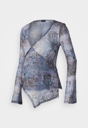 Bluză cu mânecă lungă, închisă în stil înfășurat, dintr-un material ușor, cu un model care combină nuanțe de albastru, gri și negru, având texte și elemente decorative.