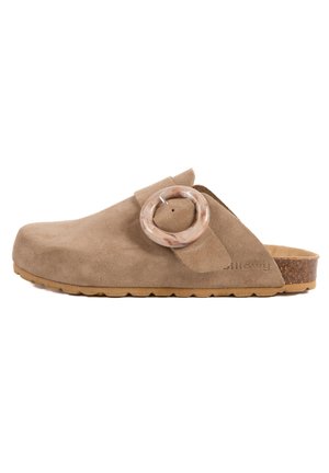Sabot en suède marron avec un bout arrondi, doté d'une large sangle et d'un grand accent circulaire marbré. Semelle à texture antidérapante et semelle en liège.