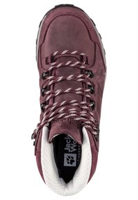 Scarpa da trekking bordeaux con tomaia in pelle testurizzata, fodera in rete bianca e lacci decorati. Presenta occhielli metallici per una calzata sicura.