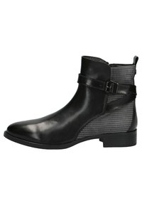 Bota de tobillo de cuero negro con un panel texturizado gris, correa ajustable con hebilla, punta estrecha y un tacón bajo y apilado.
