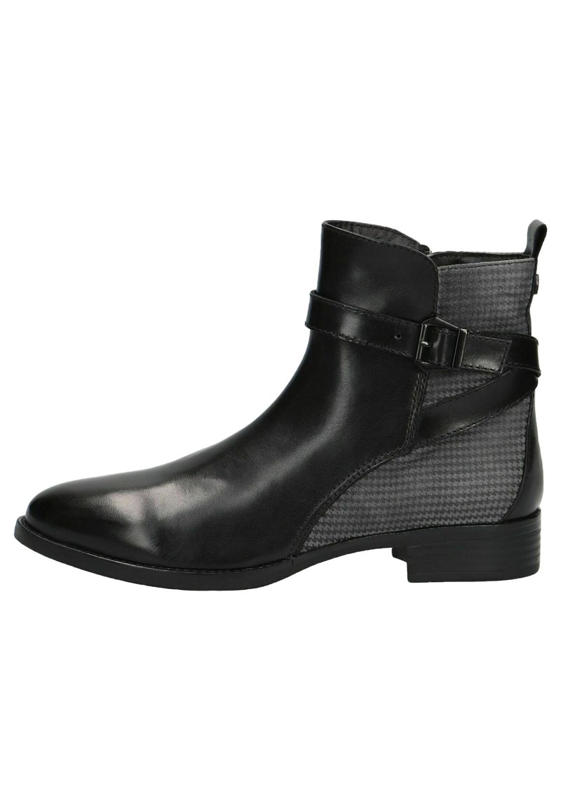 Bota de tobillo de cuero negro con un panel texturizado gris, correa ajustable con hebilla, punta estrecha y un tacón bajo y apilado.