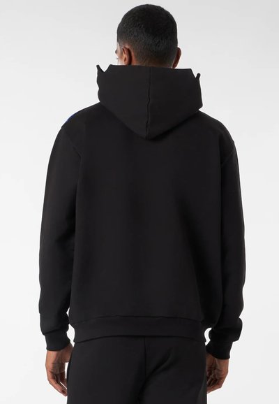 Felpa nera con cappuccio regolabile, polsini e orlo a coste. Texture morbida e finitura senza cuciture. Design semplice senza loghi o motivi visibili.