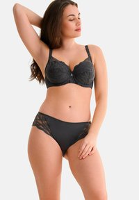 Soutien-gorge noir et culotte taille haute assortie, ornés de panneaux en dentelle transparente, de motifs floraux et d'une finition en tissu doux.
