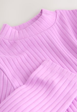 Pulover lavandă ajustat cu textură reiată, având guler înalt și mâneci lungi, prezentând dungi verticale și material moale.