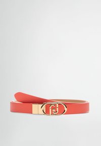 Czerwony pasek z teksturowanej tkaniny z owalną klamrą w złotym odcieniu, ozdobioną logo. Smukły design z gładką podszewką wewnętrzną.