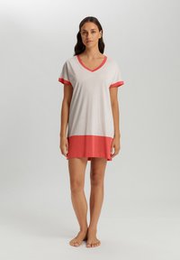 Vestito da notte a maniche corte in grigio chiaro con orlo e colletto corallo. Design a scollo a V, tessuto morbido, lunghezza al ginocchio e vestibilità rilassata.