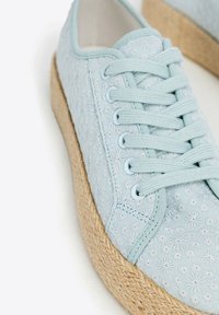 Sneaker in tela azzurro chiaro con ricami floreali, punta rotonda, design con lacci e suola in iuta testurizzata. Tessuto morbido e dettagli in gomma.
