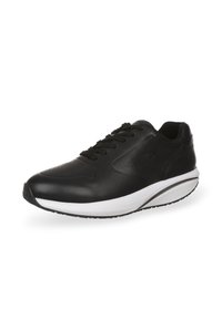 Czarne buty sportowe wykonane z gładkiego materiału syntetycznego, z okrągłym czubkiem, sznurowanym fasonem oraz białą podeszwą środkową i teksturowaną podeszwą zewnętrzną.