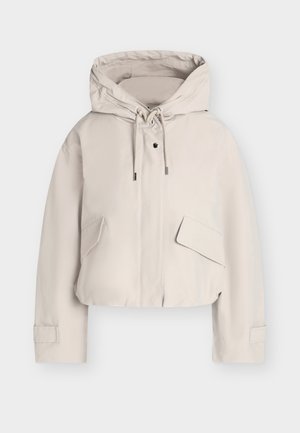 Veste à capuche beige clair avec fermeture éclair frontale, capuche à cordon de serrage, poches à rabat et poignets en velcro, présentée sur un fond uni.