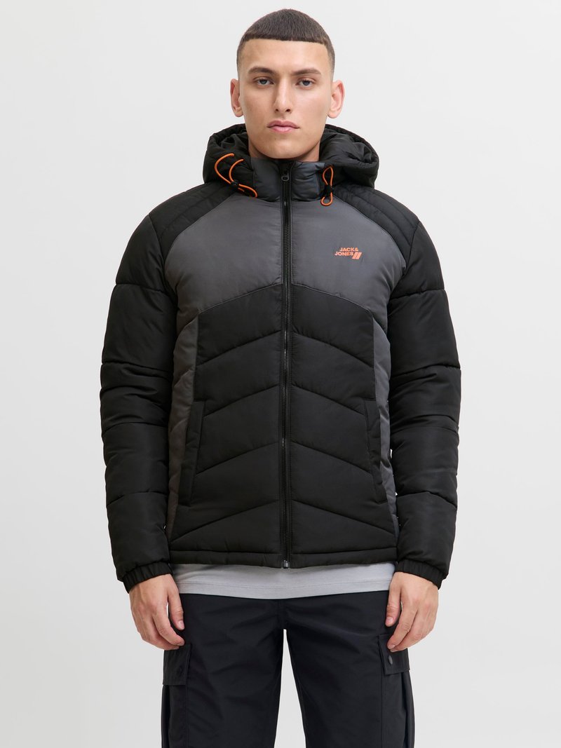 Gesteppten schwarze und graue Jacke mit einer Kapuze, ausgestattet mit orangefarbenen Kordeln und einem Logo. Texturierte diagonale Muster auf dem Körper.