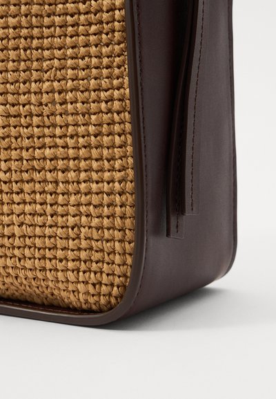 Loeffler Randall Taška cez plece - espresso