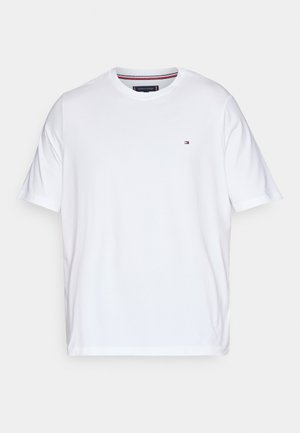 T-shirt en coton blanc avec un col rond, des manches courtes et un petit logo brodé en rouge et bleu sur la poitrine gauche.
