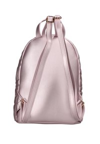 Zaino in eco-pelle rosa con texture trapuntata, spallacci regolabili e hardware in tono oro. Il design è rotondo con una finitura liscia.