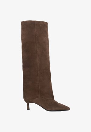Brązowe zamszowe kozaki do kolan z ostrym noskiem i małym obcasem. Gładka tekstura, dopasowany krój i czysty design bez widocznych elementów metalowych.
