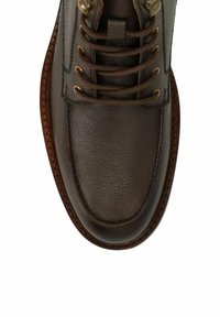 Bruine leren schoen met een ronde neus, een gestructureerd oppervlak, metalen veterogen en bruine veters. Bevat zichtbare stiksels langs de zool.
