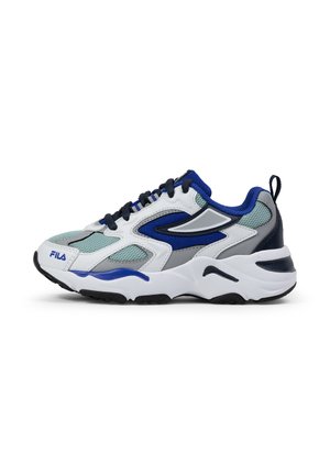 Baskets de sport blanches et marines avec des superpositions en maille et synthétiques, mettant en avant des accents bleus, une semelle noire et un design à lacets. Logo Fila sur le côté.