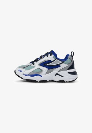Sneaker atletica bianca e blu navy con sovrapposizioni in rete e sintetico, caratterizzata da accenti blu, suola nera e design con lacci. Logo Fila sul lato.