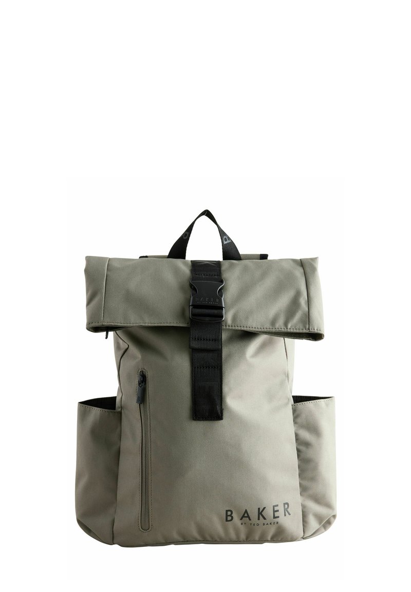Sac à dos roll-top beige avec une fermeture à boucle noire, une poche zippée sur le côté et des bretelles réglables. Présente un logo imprimé à l'avant.