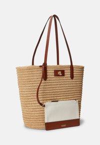 Tkaná slaměná taška s hnědými koženými ušima a odnímatelnou krémovou kapsou se hnědým dnem a embosovaným logem.