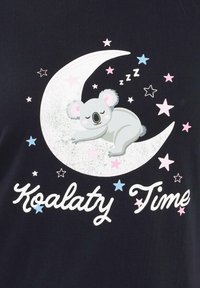 Sovande koala hopkrupen på en halvmåne omgiven av rosa och blå stjärnor med texten "Koalaty Time" nedanför på mörk bakgrund.