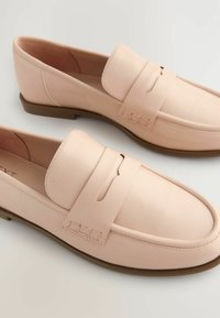 Lichtroze leren instappers met een slip-on ontwerp, voorzien van een gestikte accent en een gladde textuur. Ronde neus en een lage bruine zool.
