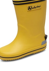 Gula gummistövlar med en strukturerad yta, svart och gul kant upptill, förstärkt häl och en grå dekor på sidan.