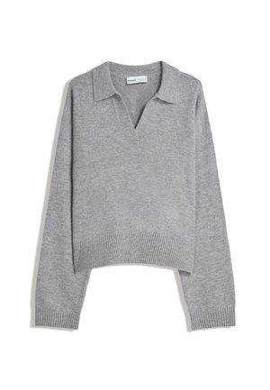 Pull en maille gris clair à manches longues, avec un col et une ouverture en V, doté de poignets et d’un ourlet côtelés.