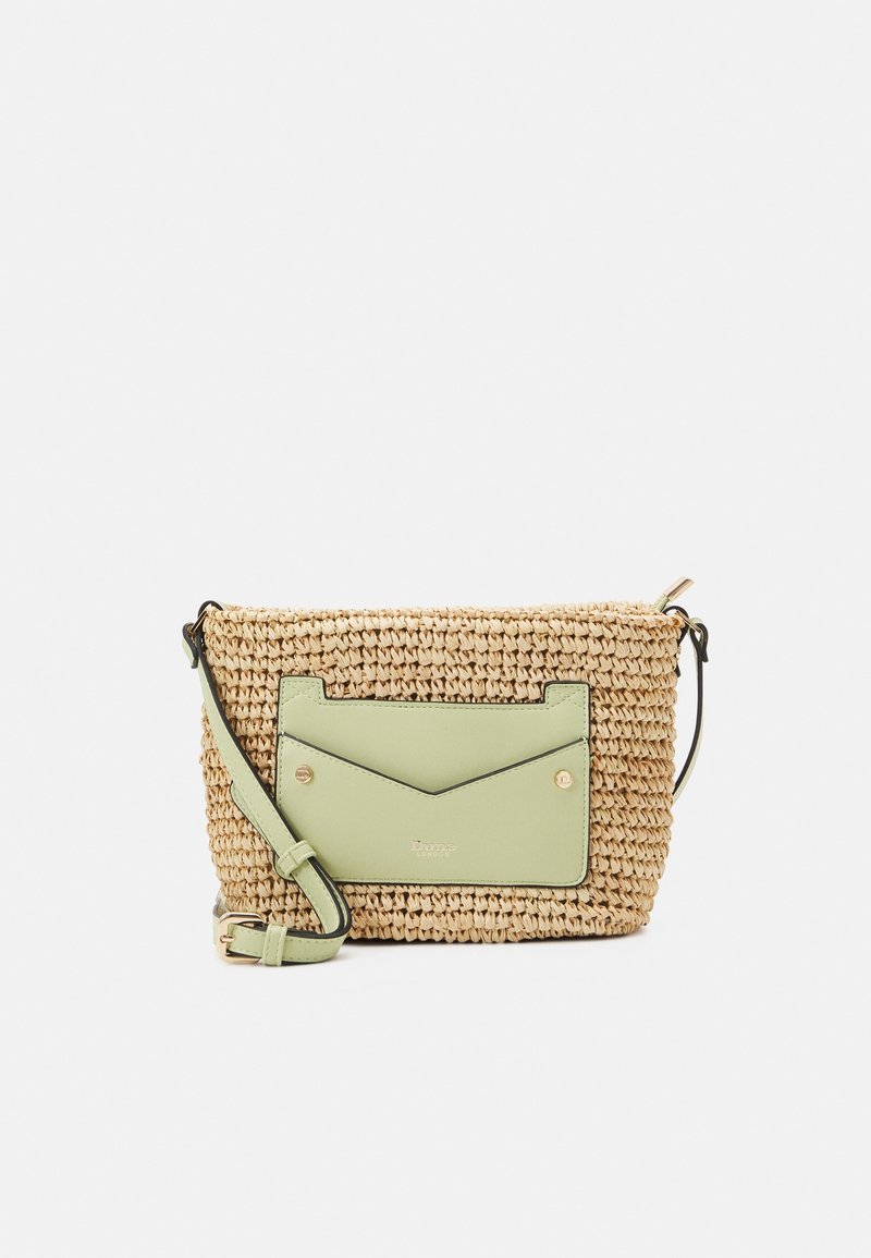Sac bandoulière en paille tissée avec une poche avant vert clair, une sangle réglable, une boucle dorée et une fermeture éclair.