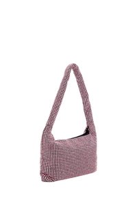 Roze geruite stof tas met een zachte, gebogen vorm, een enkele schouderband en een bovenste ritsafsluiting. Gladde textuur met een ruitpatroon.