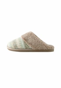 Charentaises tricotées avec un motif menthe et beige, dotées d'un col en fausse fourrure beige pelucheux et d'une semelle tan. Texture douce, design à dos ouvert.