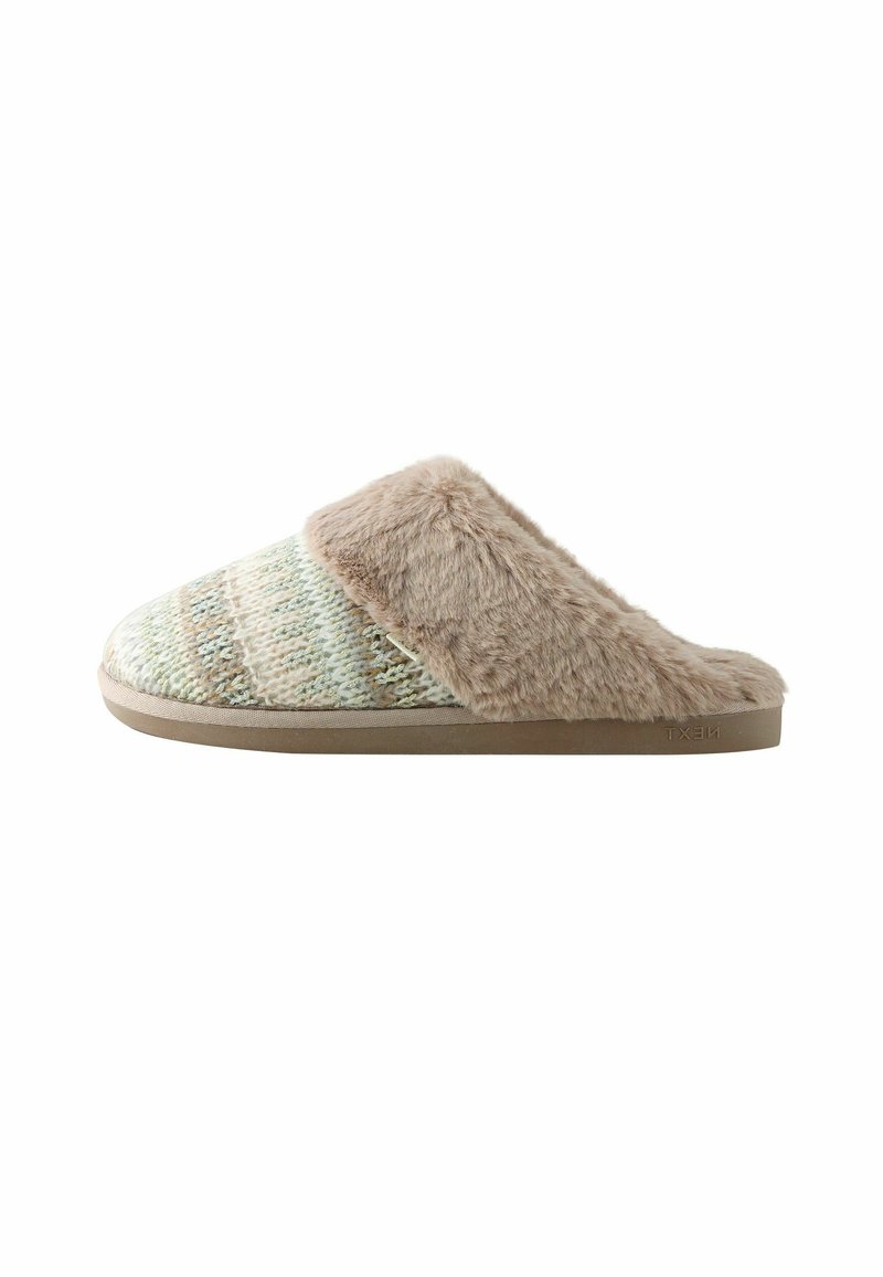 Charentaises tricotées avec un motif menthe et beige, dotées d'un col en fausse fourrure beige pelucheux et d'une semelle tan. Texture douce, design à dos ouvert.