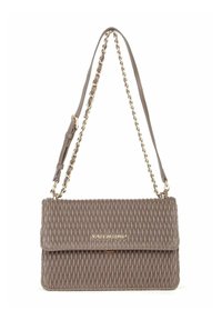 Borsa a tracolla in pelle marrone plissettata con finitura texturizzata, tracolla in catena dorata e chiusura a pattina con il nome del marchio impresso sul davanti.
