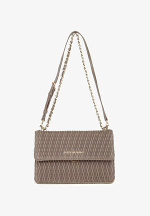 Borsa a tracolla in pelle marrone plissettata con finitura texturizzata, tracolla in catena dorata e chiusura a pattina con il nome del marchio impresso sul davanti.