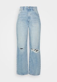 Jeans de ganga de cintura alta em azul claro com pernas largas, apresentando dois detalhes com joelhos rasgados e bordas desfiadas.