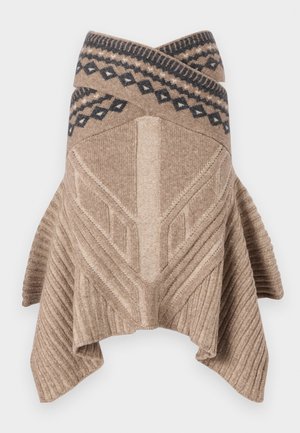 Beige Strick-Poncho mit gerippter Textur, geometrischem Design und einem kontrastierenden gemusterten Saum in Dunkelblau. Drapierter, asymmetrischer Saum.