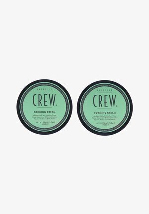 To runde glas af American Crew stylingcreme. Grønne etiketter med sort tekst, der angiver medium hold og glans, 50g hver, glat finish.