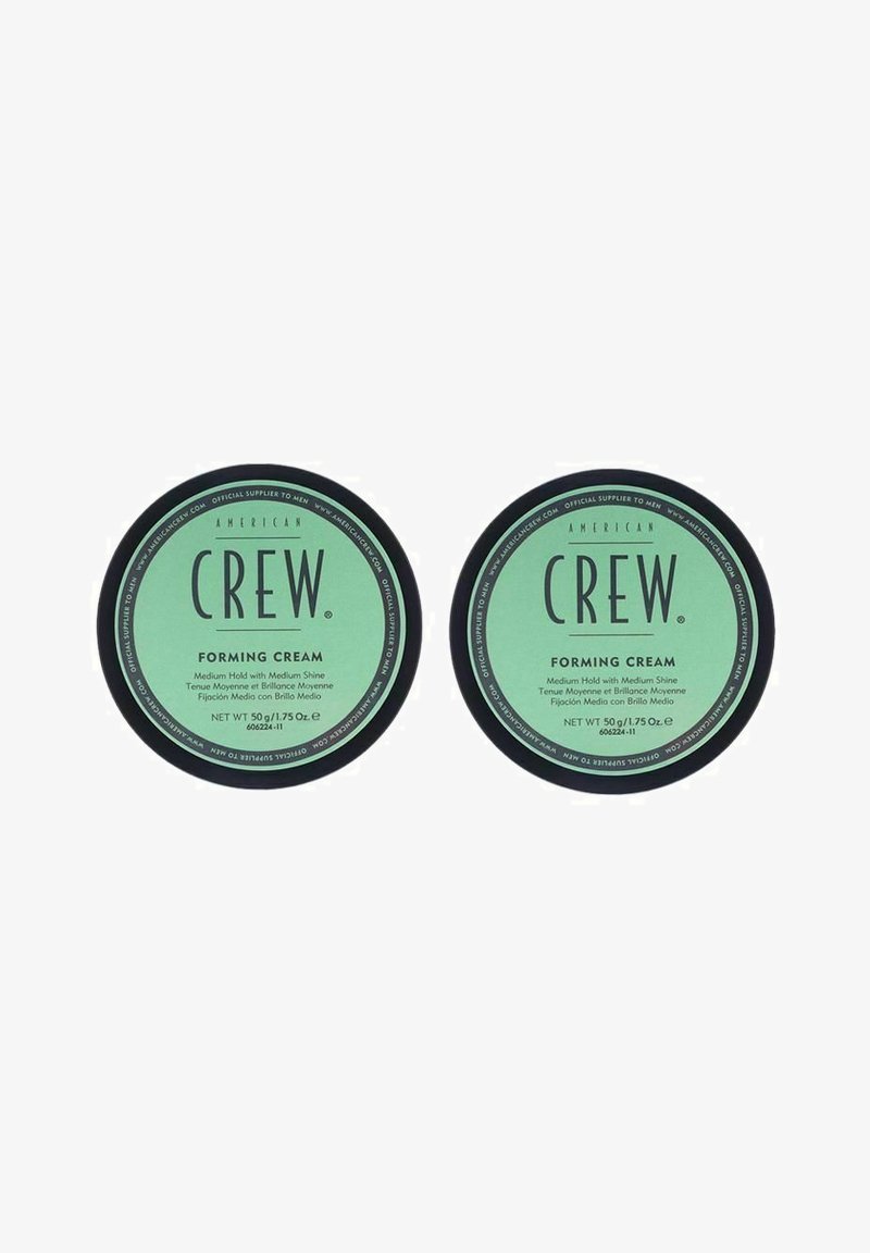 To runde glas af American Crew stylingcreme. Grønne etiketter med sort tekst, der angiver medium hold og glans, 50g hver, glat finish.