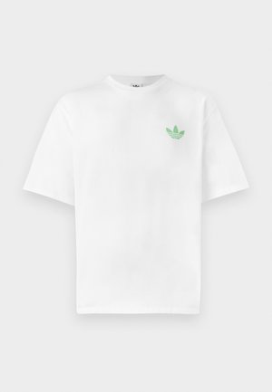Hvid bomuld t-shirt med korte ærmer og rund hals. Liten grøn logo på venstre side af brystet. Glat tekstur.