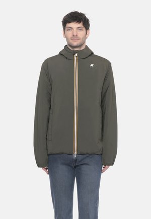 Giacca leggera verde oliva con cappuccio, zip frontale con strisce gialle e bianche e tasche laterali. Tessuto dalla texture liscia; nessun motivo visibile.