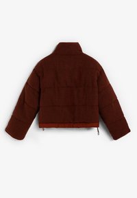 Veste courte en doudoune de couleur brun rougeâtre foncé avec un motif à carreaux, dotée d'un col haut et d'un ourlet élastique, texture lisse et détail zippé sur le côté.