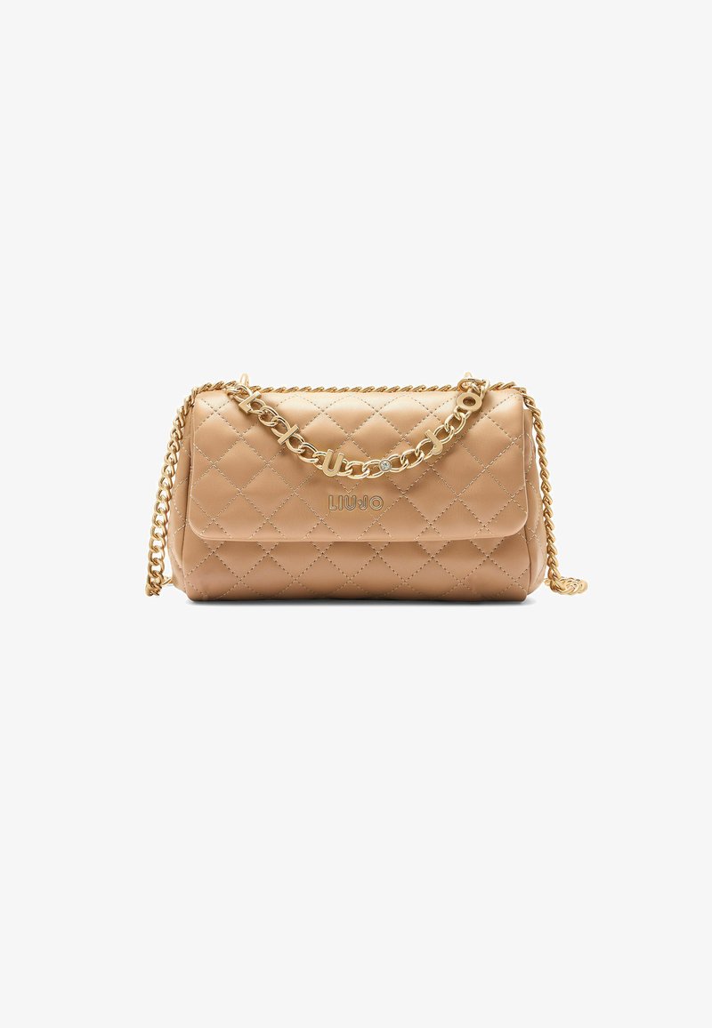 Sac à main en tissu matelassé beige avec chaîne dorée et logo. Présente une texture lisse et une forme rectangulaire avec des détails de couture subtils.