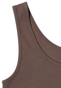 Débardeur marron présentant un col rond et des bretelles larges, réalisé en tissu doux et extensible avec une texture lisse.