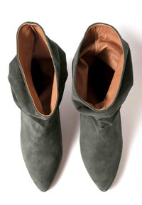 Grau Wildleder Stiefeletten mit spitzen Zehen und einem schlaffen Schaft, ausgestattet mit einem weichen braunen Leder-Innenfutter. Glatte Textur mit minimalen Akzenten.